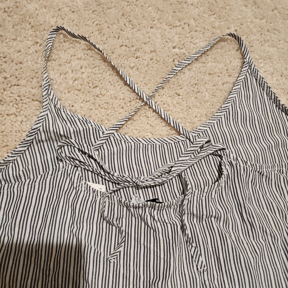 Hollister | Striped Ruffle Tie-Back Crop Tank - Picture 6 of 6